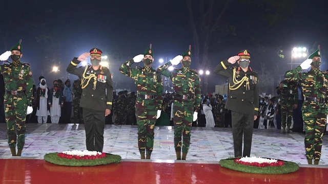 রাষ্ট্রপতি ও প্রধানমন্ত্রীর পক্ষ হতে একুশের প্রথম প্রহরে ভাষা শহীদদের শ্রদ্ধা